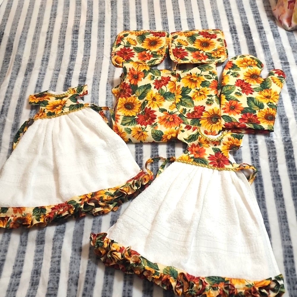 Apron sets w/ 2 pot holder's 2 handdress towels..there are 5pc